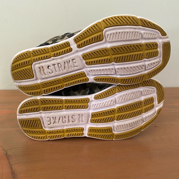 Strike ‘Traveller’ performance slip-ons - Picture 4 of 5